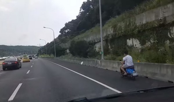 1輛雙載機車竟然飆上國道1號五楊高架泰山雙層路段，騎士及乘客也都沒戴安全帽。（圖擷取自爆料公社）