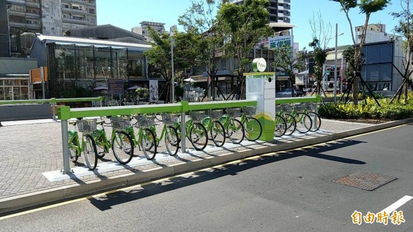 台南T-Bike新拓點，海安路與正興街口租賃站，今天啟用。（記者洪瑞琴攝）