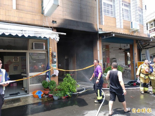 嘉義縣竹崎鄉民生路一棟4層樓民宅，今天上午接近10點半發生火警，火勢延燒隔壁戶，消防人員在3樓鋸斷鐵窗，共搶救出4人。（記者曾迺強攝）