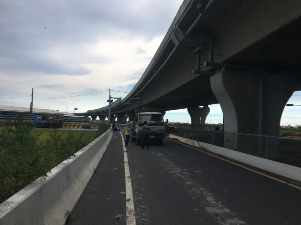 車禍發生在高架橋下平面道路街口。（記者張聰秋翻攝）