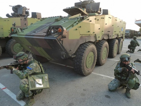 雲豹甲車使用陶瓷複合外掛裝甲。(資料照,陸軍司令部提供) 雲豹甲車使用陶瓷複合外掛裝甲。(資料照,陸軍司令部提供)
