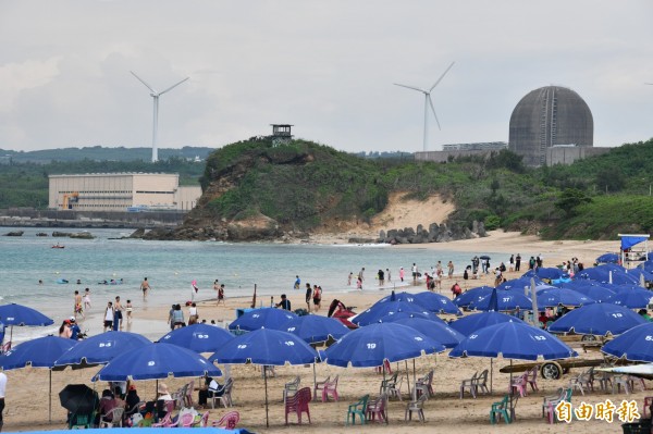 海灘遮陽傘暑假前終於統一。（記者蔡宗憲攝）