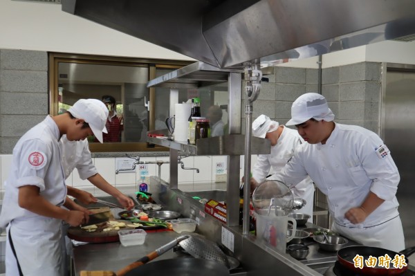 第8屆金蘭盃國際廚藝賽在嘉陽高中道舉行，參賽者必需在45分鐘內完成料理，氣氛緊張。（記者歐素美攝）