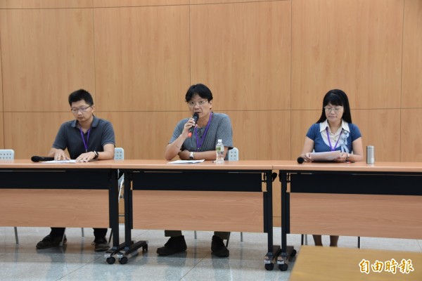 台北市高中生物科教師群協助解析今年指考的生物科題目。（記者吳柏軒攝）