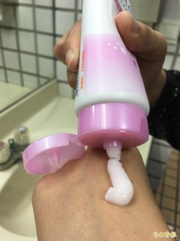 環保署今天重申，7月1日起，業者不得販賣含塑膠微粒的洗髮精、洗面乳、沐浴乳、香皂、磨砂膏、牙膏等6大類產品。（資料照）