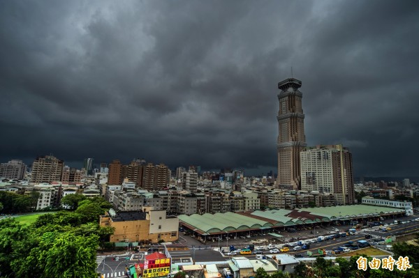 明日天氣晴時多雲，預估高溫飆36度；下午會因為熱對流旺盛，西半部容易有瞬間大雨。（資料照）