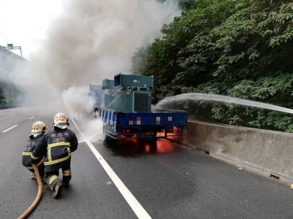 警消人員射水搶救。（記者曾健銘翻攝）