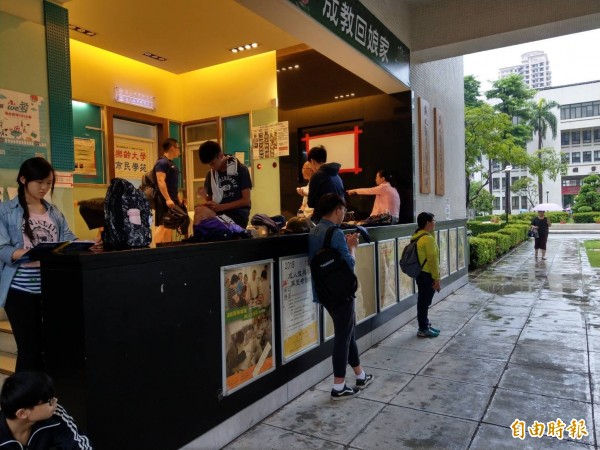 高雄市考區今早上下起滂沱大雨，考生在考場大樓走廊休息準備下節考試。（記者方志賢攝）