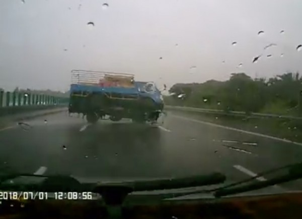 小貨車行駛內側，疑似天雨路滑失控，車輛往外側翻覆。（記者陳冠備翻攝）