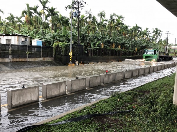 大雨不斷，造成潮州鎮南二高底下太平路及大仁科大前路段積水盈尺。（屏東縣消防局提供）