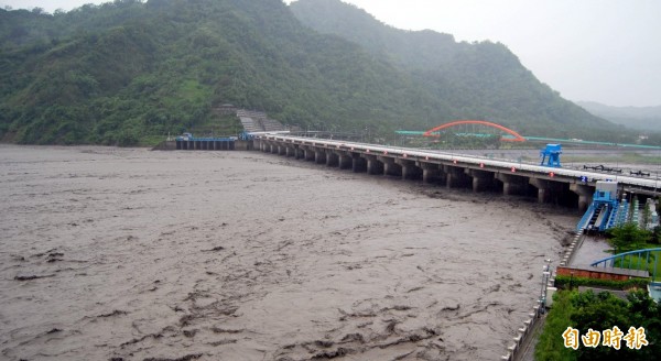 南投縣集集攔河堰今因豐沛的雨量，堰體蓄水量幾乎達到飽和狀態。（記者謝介裕攝）