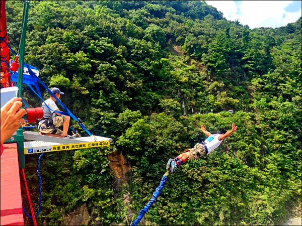 暌違兩年的拉拉山高空彈跳，於今年「北橫探險節」強勢回歸。（資料照，市府觀光旅遊局提供，記者魏瑾筠翻攝）