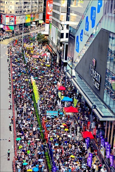 7月1日為香港主權移交中國21週年，香港「民間人權陣線」（民陣）按例發起大遊行，今年的訴求為「結束一黨專政，拒絕香港淪陷」，多達五萬港人走上街頭。（美聯社）