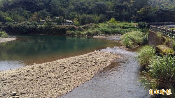 新北市雙溪區灣潭溪風景優美，今天卻驚傳林姓夫妻為了搶救落水的女兒雙雙溺斃，留下4名年幼子女，開心出遊反成人倫悲劇。（即時新聞攝）