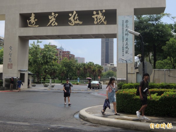 大學指考邁入第3天，高雄考區陣雨不斷。（記者黃旭磊攝）