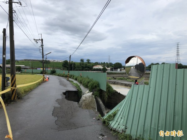 虎尾公所清潔隊對外道路被大雨掏空塌陷，雲林縣政府協助搶通。（記者廖淑玲攝）