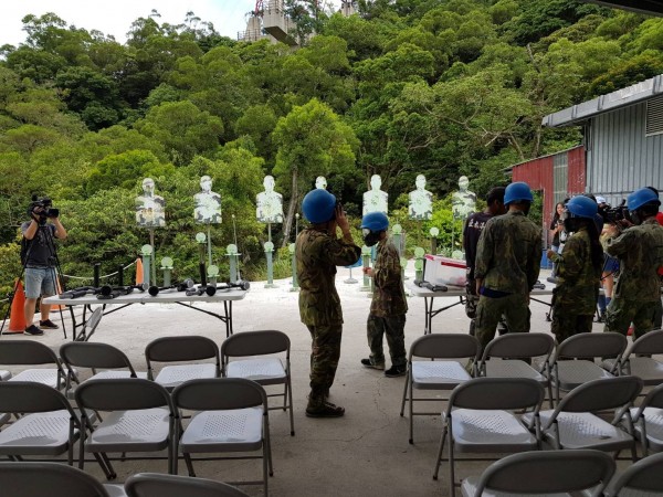 桃園市蘆竹警分局今天下午在亞太漆彈主題樂園舉辦「漆彈體驗營」活動，邀請衛生福利部北區兒童之家50名青少年，藉由漆彈體驗、定向越野、闖關活動等方式，進行預防犯罪及警政宣導，寓教於樂，讓參與的青少年直呼過癮。（記者魏瑾筠翻攝）