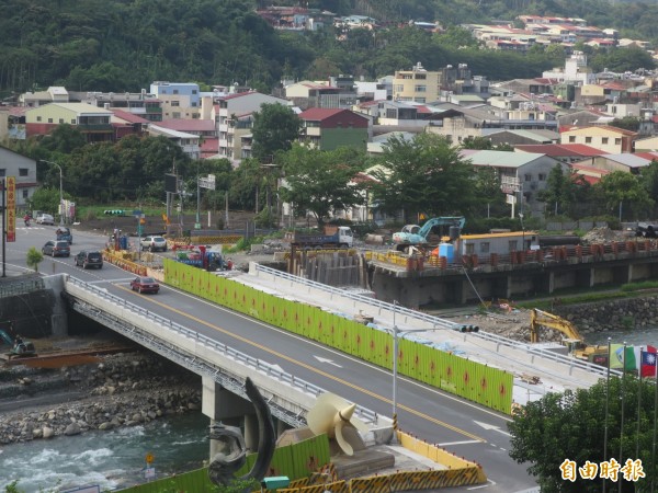 台十六線水里中山橋重建，將進行橋面刨除重鋪，工程單位預計在橋頭兩端交管，以利工程進行。（記者劉濱銓攝）