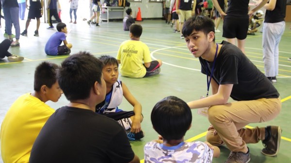 台師大大傳研究生引導大武國中學生如何正確認識網路媒體。（記者陳賢義翻攝）