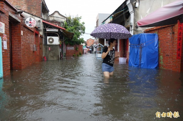 鹿港小鎮昨（2）日連續降下12小時大雨，傳出淹水災情。畫面中人物與新聞無關。（資料照）