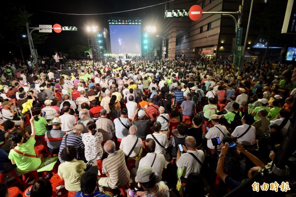 中央選舉委員會根據人口，討論、計算出今年度直轄市及縣、市首長選舉候選人競選經費最高金額，六都中，以新北市1億581萬7000元最高。圖為造勢晚會畫面。（資料照）