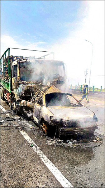 吳男酒後駕駛大貨車上路，追撞小客車引發大火，造成1死2傷悲劇。（記者林宜樟翻攝）