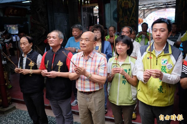 獨派等本土社團推動禁掛五星旗公投，民進黨新北市長參選人蘇貞昌說會尊重言論自由及依國家法令進行的各種表達。（記者林欣漢攝）