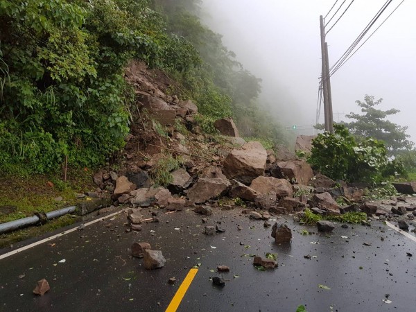 阿里山公路70.2公里處凌晨落石坍方，造成雙向交通阻斷，交通部公路總局在上午8點半搶通，開放單線通車。（阿里山工務段提供）