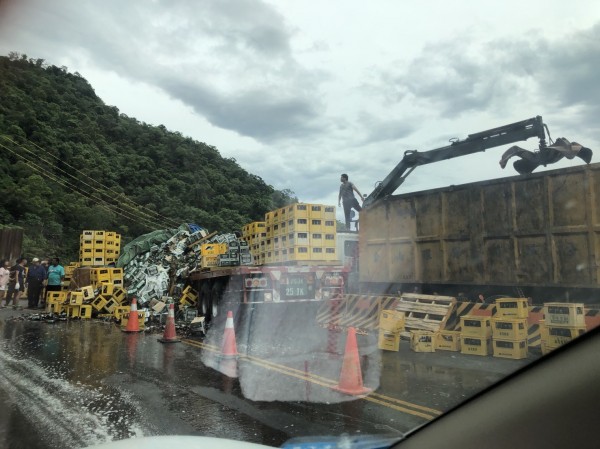 一箱箱啤酒翻落路面，路見民眾直呼可惜。（民眾提供）