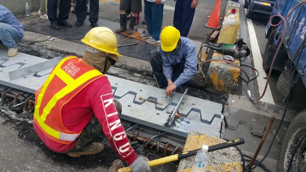 台南大內橋伸縮縫汰換工程，若施工順利，預計再兩週即可完工。（大內區公所提供）