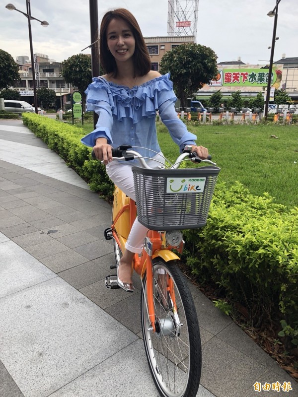 「客家妹」陳明珠為騎上UBIKE，為頭份、竹南地區的站點啟用做宣傳。（記者鄭名翔攝）