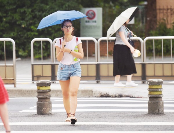 明（6）天風向轉為偏南風，大台北地區與宜蘭出現午後雷陣雨機率大，中南部地區中午以前仍有機會發生陣雨或雷雨。（資料照，記者黃耀徵攝）