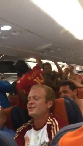 乘客強烈要求看完俄西PK賽,最終導致飛機延誤起飛。(擷取自推特) 乘客強烈要求看完俄西PK賽,最終導致飛機延誤起飛。(擷取自推特)