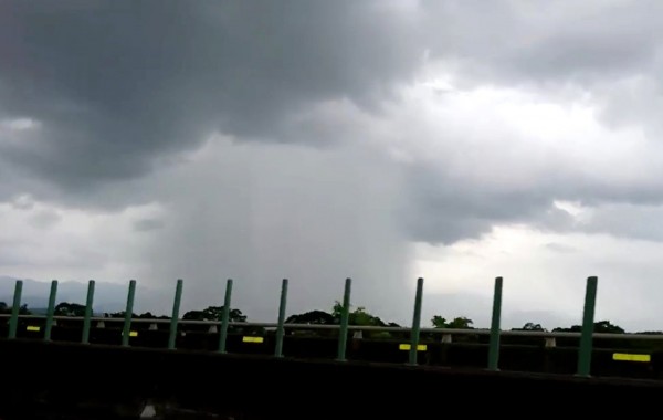 嘉義有民眾拍下雨瀑奇景。（圖由民眾提供）