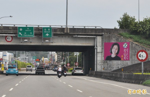 年底地方選舉升溫，參選人看板攻佔國道。（記者彭健禮攝）