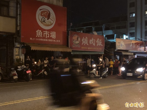 彰化市中正路知名爌肉飯名店魚市爌肉飯，因無預警停電無法做生意，門前仍有大批排隊人潮。（記者湯世名攝）