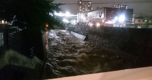 由於梅雨鋒面停滯在本州上空，日本關西各地有豪雨災情傳出，有淹水的情形發生，溪水暴漲淹沒民宅，目前已有1人不幸身亡。（圖翻攝自推特）