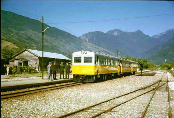 1968年的舊林榮站為木造站房，一輛黃皮客車正在等候南下列車通過。（鐵道迷「雨行觀的舊日鐵道照片」）