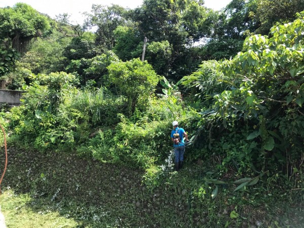 瑪莉亞颱風逼近台灣，水利署第十河川局派員防患未然，加強在深澳坑溪除草疏濬。（圖為水利署第十河川局提供）