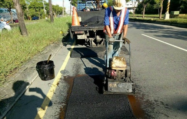 高市水管路部分路段被媒體報導財路平就有坑洞，工務局緊急澄清（記者王榮祥翻攝）