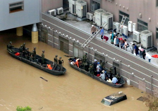 日本豪雨讓岡山縣成為重災區，岡山總社市的國高中生們發揮人溺己溺的精神，在網路號召的力量下，聚集600人志願清理災區。圖為岡山縣倉敷市真備町受困民眾一一被消防單位救出。（歐新社）