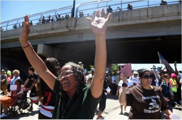 芝加哥反槍枝遊行越演越烈，抗議群眾癱瘓丹萊恩（Dan Ryan）高速公路。（美聯社）