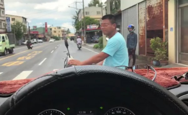 長治鄉車禍糾紛，網傳演變成假車禍詐財，警方籲網友小心觸法。（記者葉永騫翻攝）