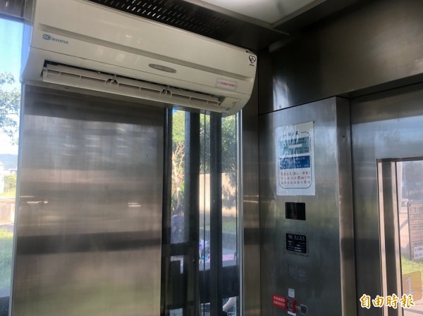 有民眾8日前往南港展覽館，在世貿公園停車場搭乘電梯時竟驚見裡頭有裝設分離式冷氣機，但因未見冷氣管線，冷氣也沒開機，令他相當傻眼。（即時新聞組攝）