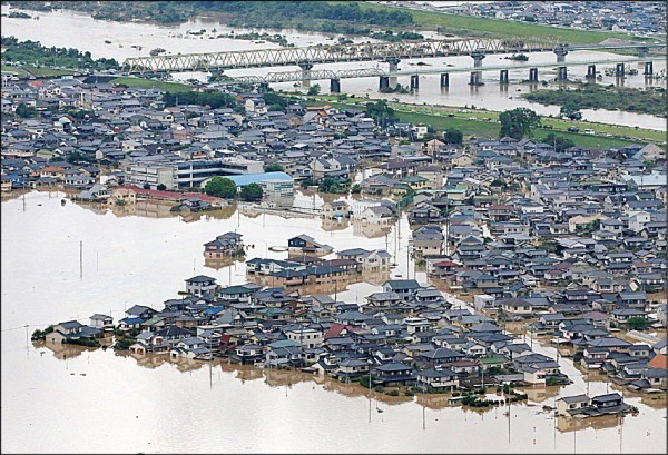 日本連日豪雨造成洪災，岡山縣倉敷市八日災情慘重。（歐新社）