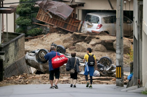 日本暴雨災情傳出奇蹟，廣島縣一家四口被土石流掩埋受困，27小時後全數獲救。圖為廣島縣民宅受損狀況。（歐新社）