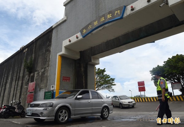 中央氣象局已發布強颱瑪莉亞海上颱風警報，台北市政府水利處今天表示，晚上8時將啟動水門「只出不進」管制措施，同時開放疏散門周邊區域8公尺以上道路紅黃線停車。（資料照）