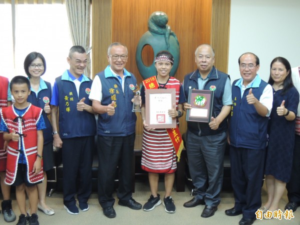 苗栗縣南庄鄉東河國小學生芎昱竹（右四），榮獲今年總統教育獎，苗栗縣長徐耀昌（左四）接見表揚，讚許她是苗栗學子楷模。（記者張勳騰攝）