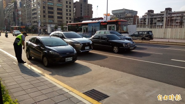 台北市中午起開放紅黃線停車。（記者黃建豪攝）