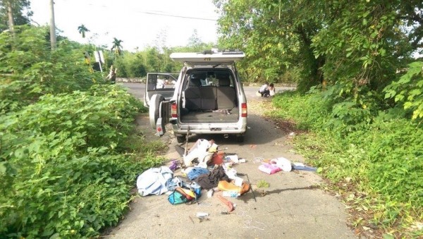 雙胞胎姐妹清晨吸毒恍神，竟將車輛違停在農路中央。（記者詹士弘翻攝）